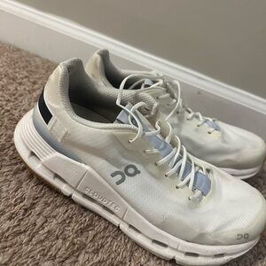 On cloud women’s running shoe white size 7